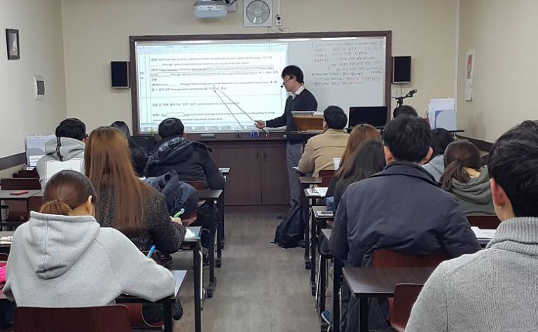 열강중인 박유광 원장